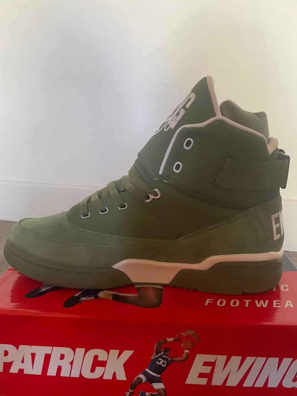 33 HI OG Basketball Shoes in Loden Green/White